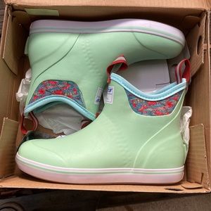 Xtratuf women’s waterproof boot